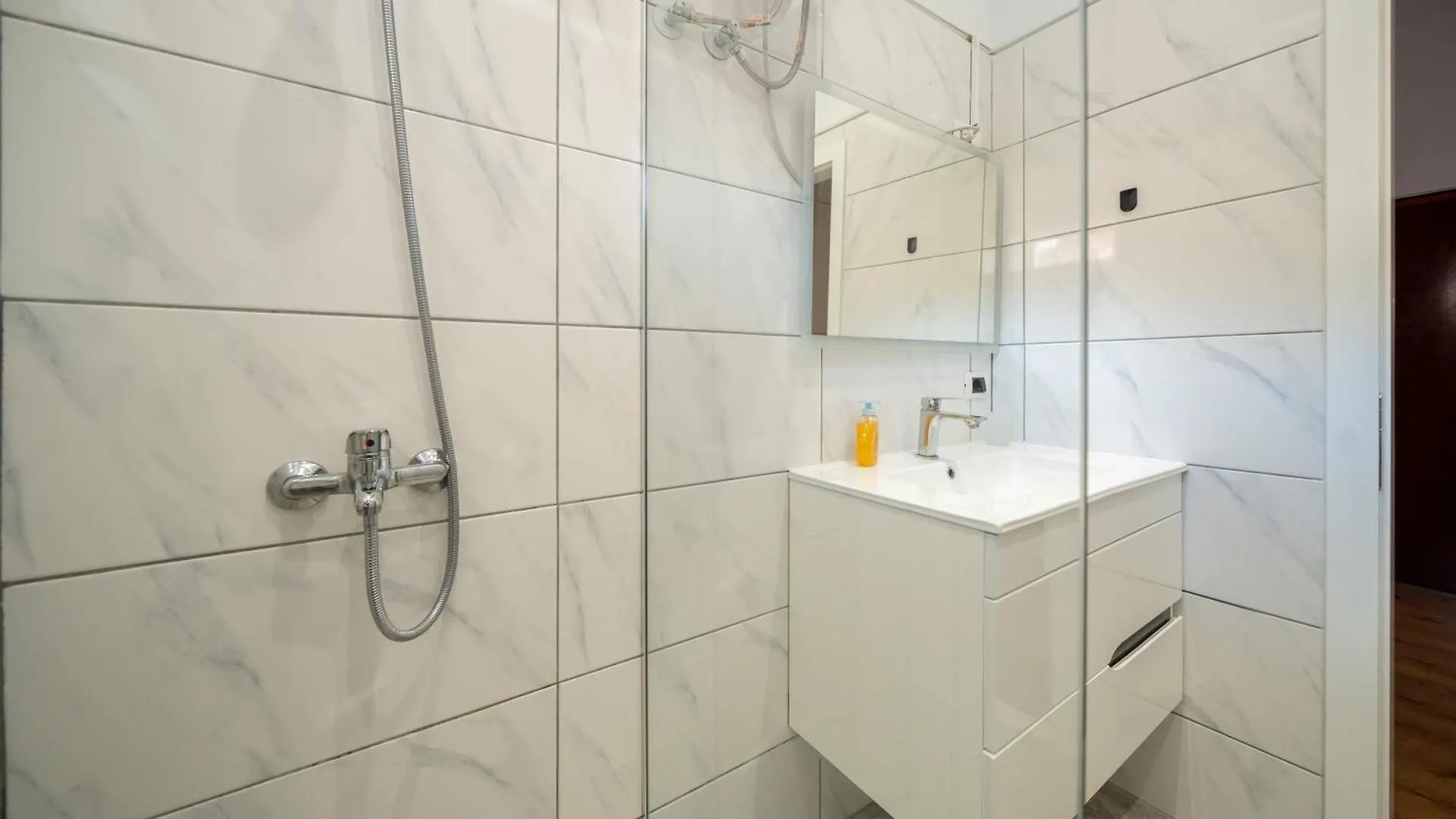 Colorful Comfy Condo Central Tirana Albanien