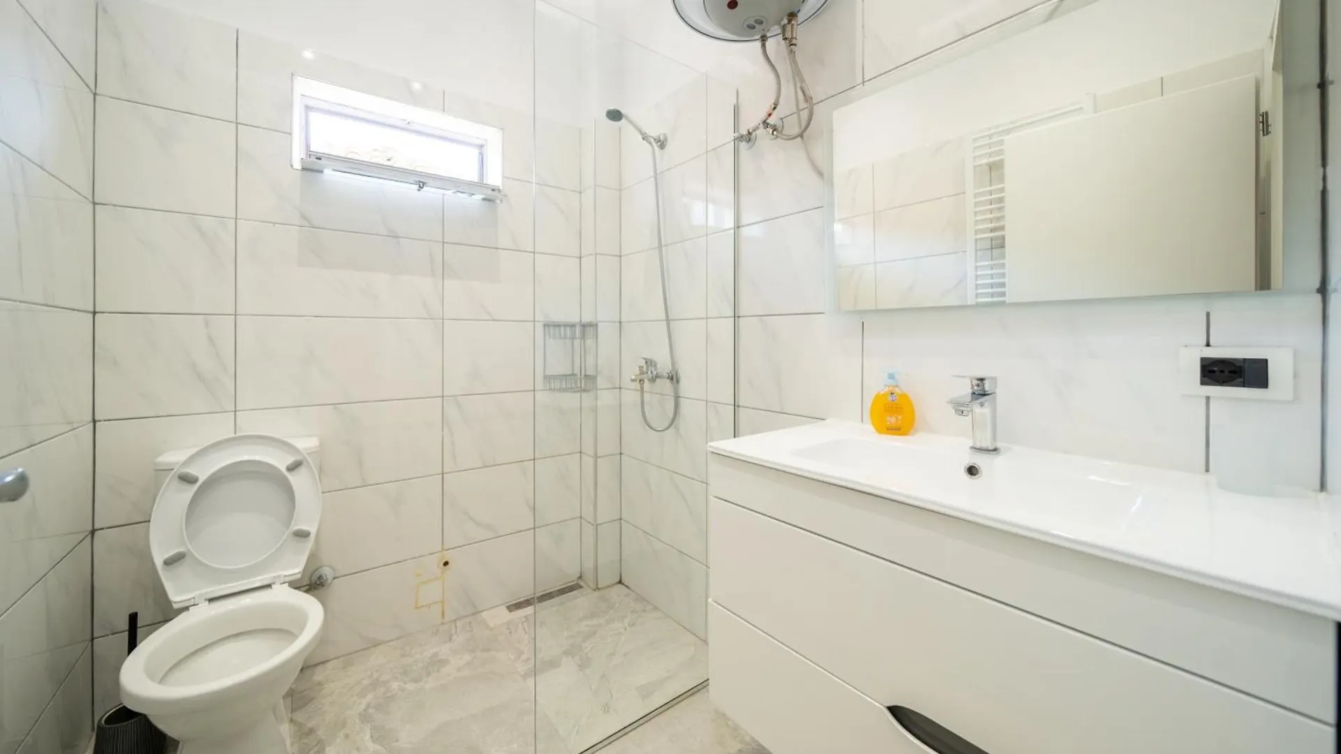 Colorful Comfy Condo Central Tirana 0*,  Albanien