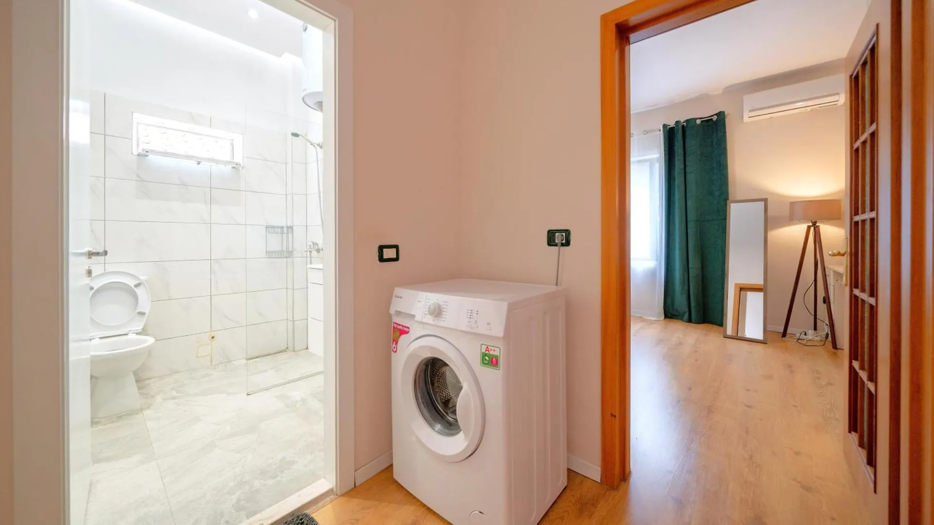 Colorful Comfy Condo Central Tirana Lejlighed