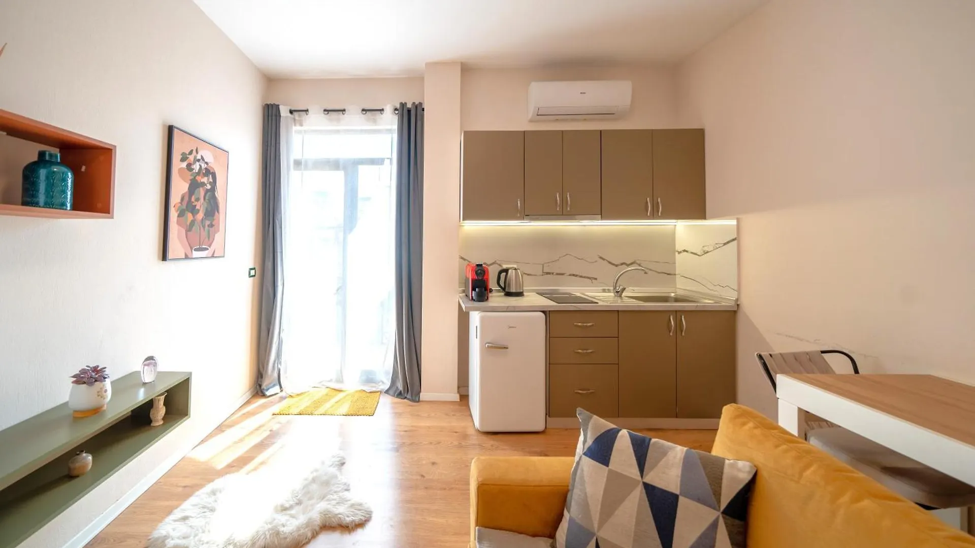 Colorful Comfy Condo Central Tirana 0*,