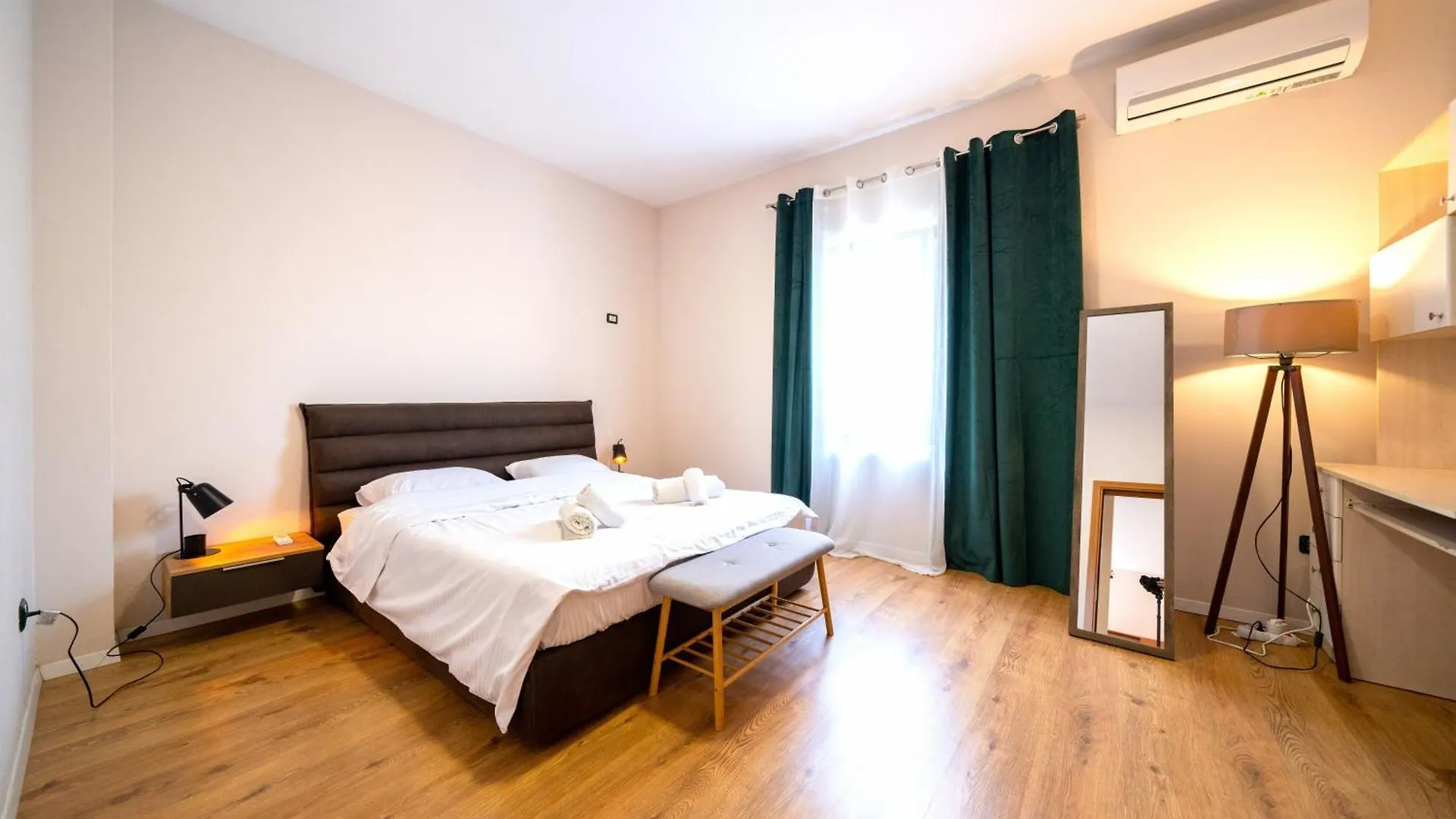 Colorful Comfy Condo Central Tirana Albanien