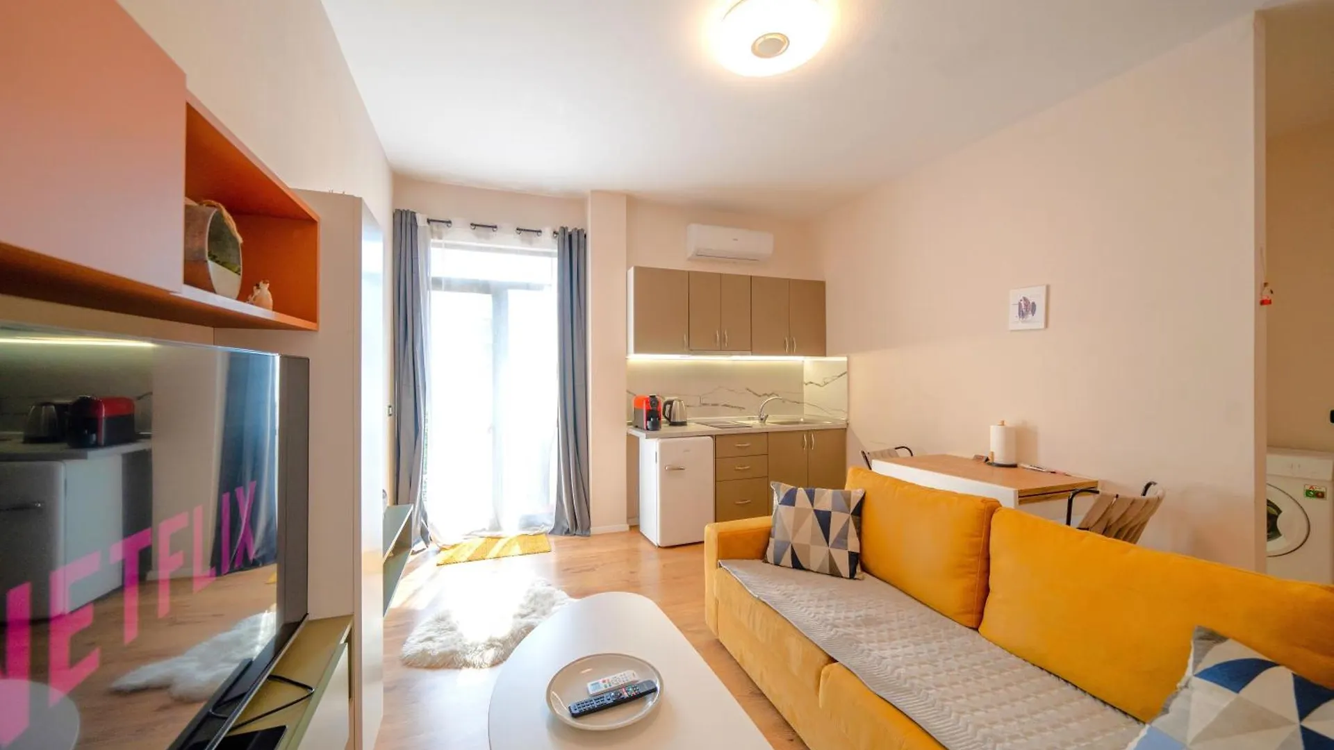 Colorful Comfy Condo Central Tirana Lejlighed
