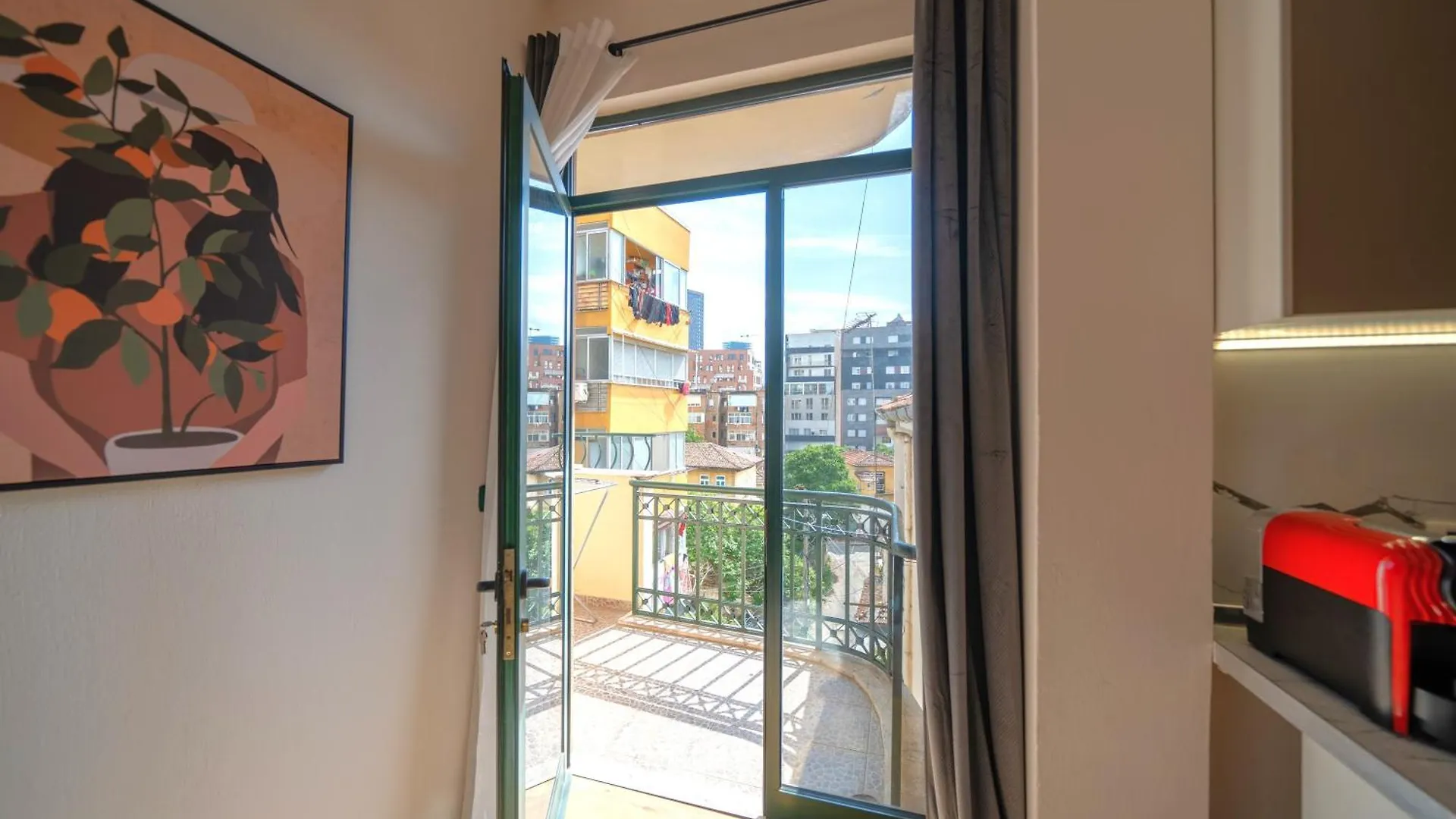 Colorful Comfy Condo Central Tirana Albanien